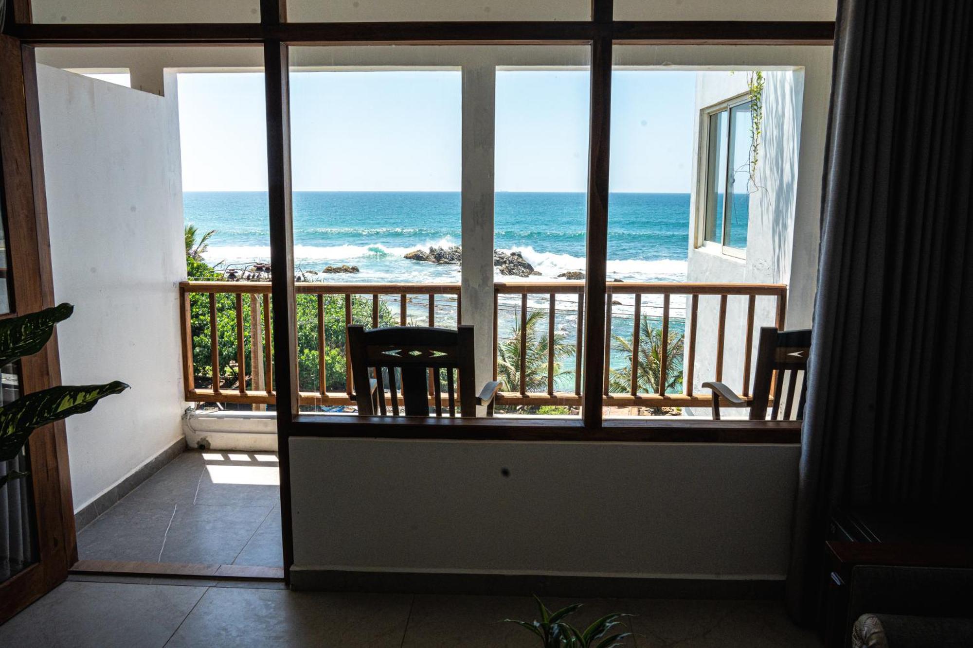 Cocos Hotel Midigama East Exterior photo