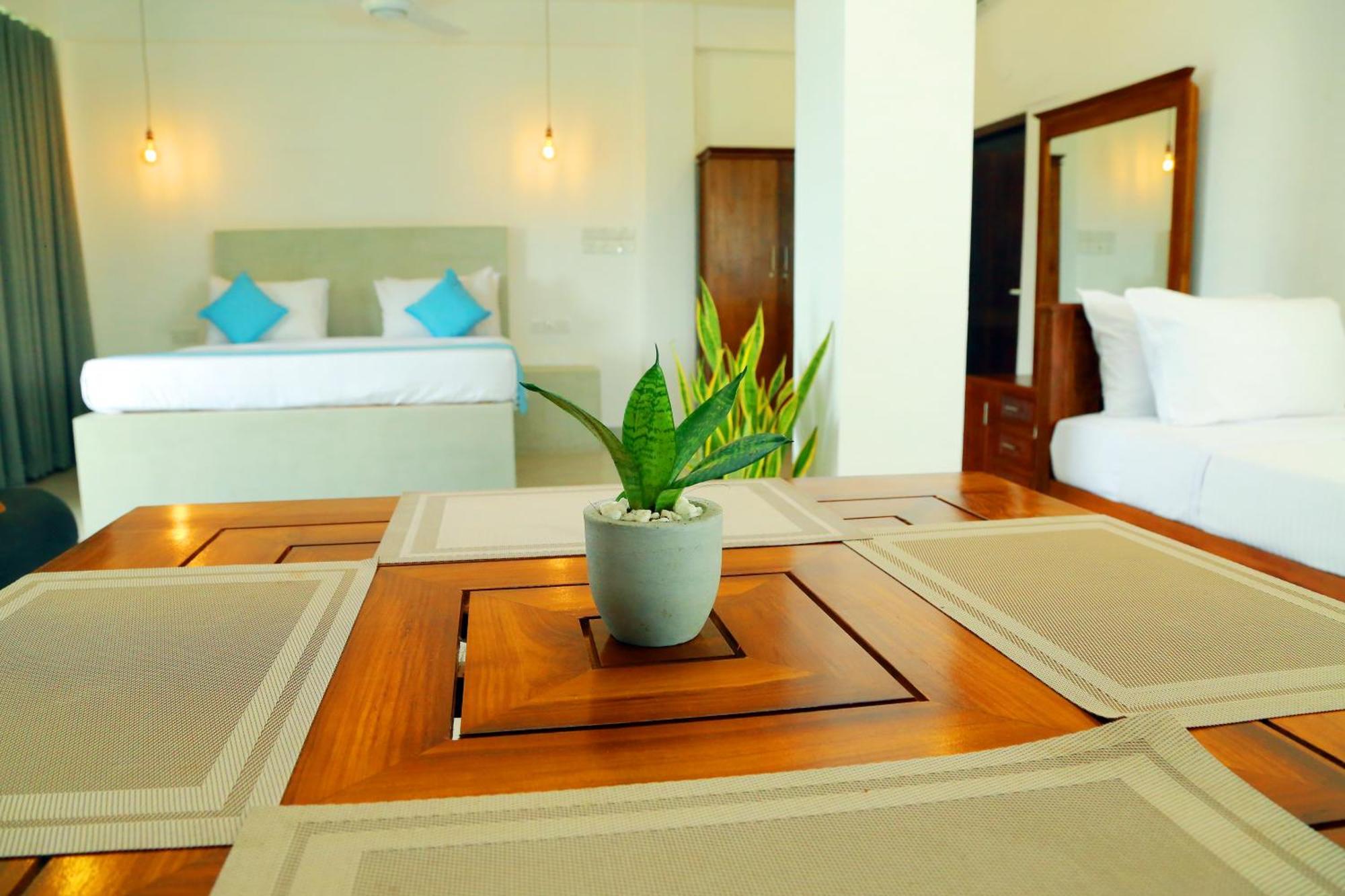 Cocos Hotel Midigama East Exterior photo
