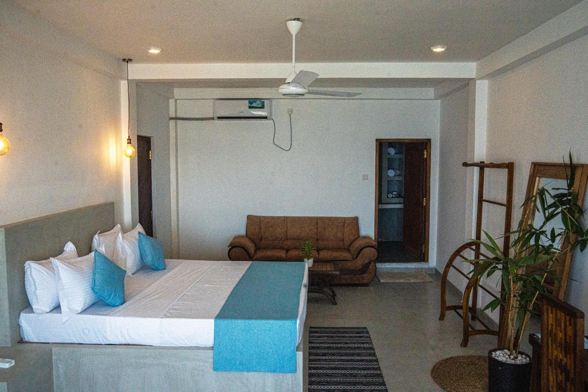 Cocos Hotel Midigama East Exterior photo