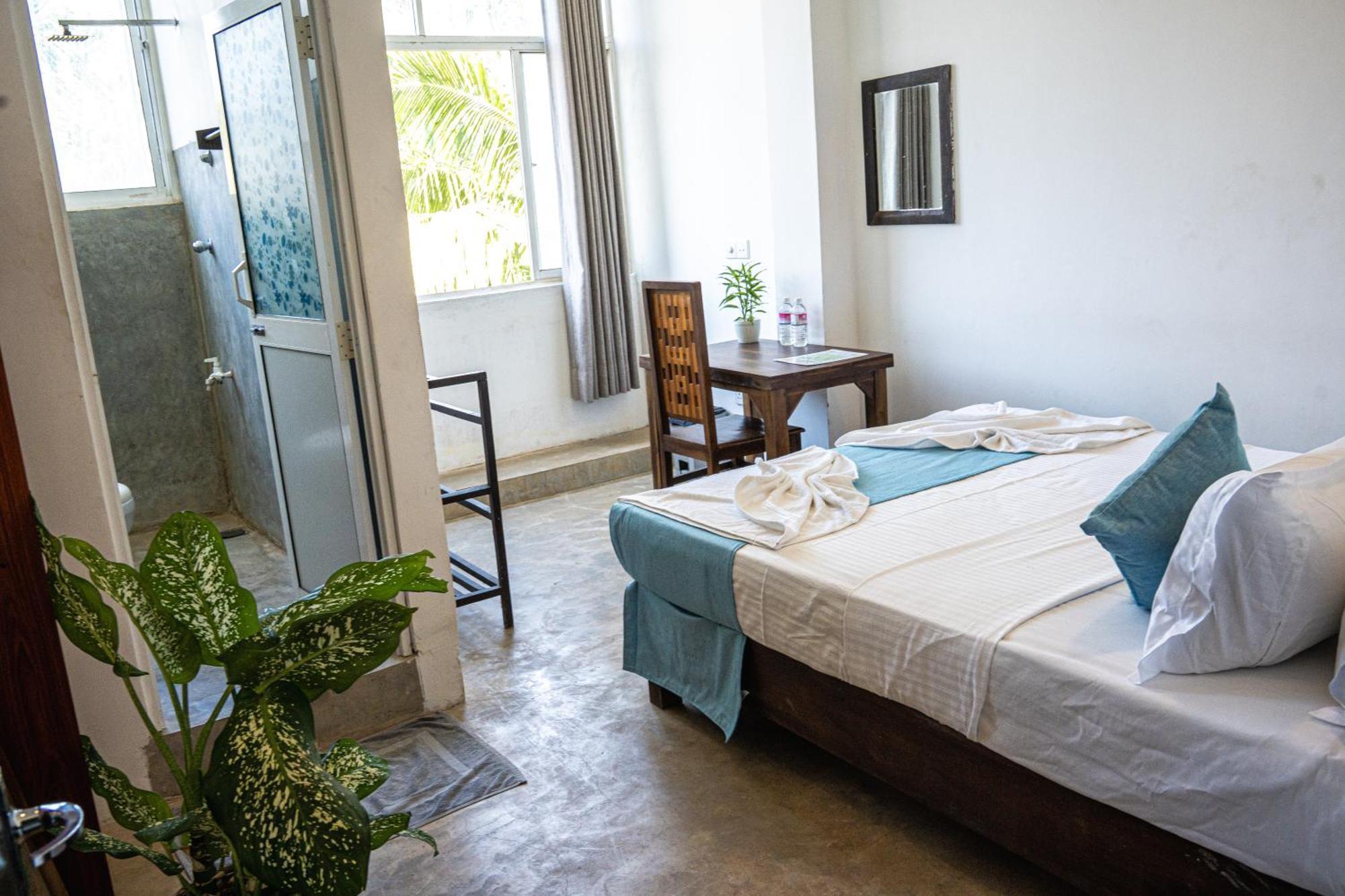 Cocos Hotel Midigama East Exterior photo