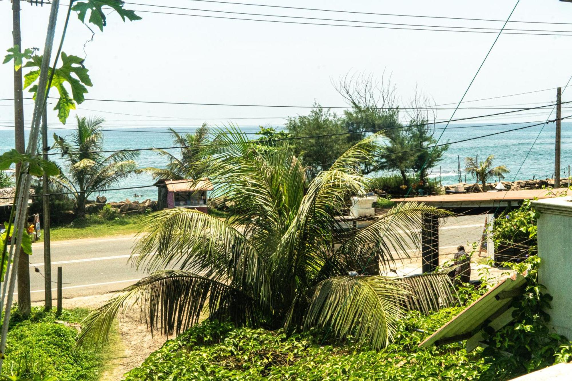 Cocos Hotel Midigama East Exterior photo
