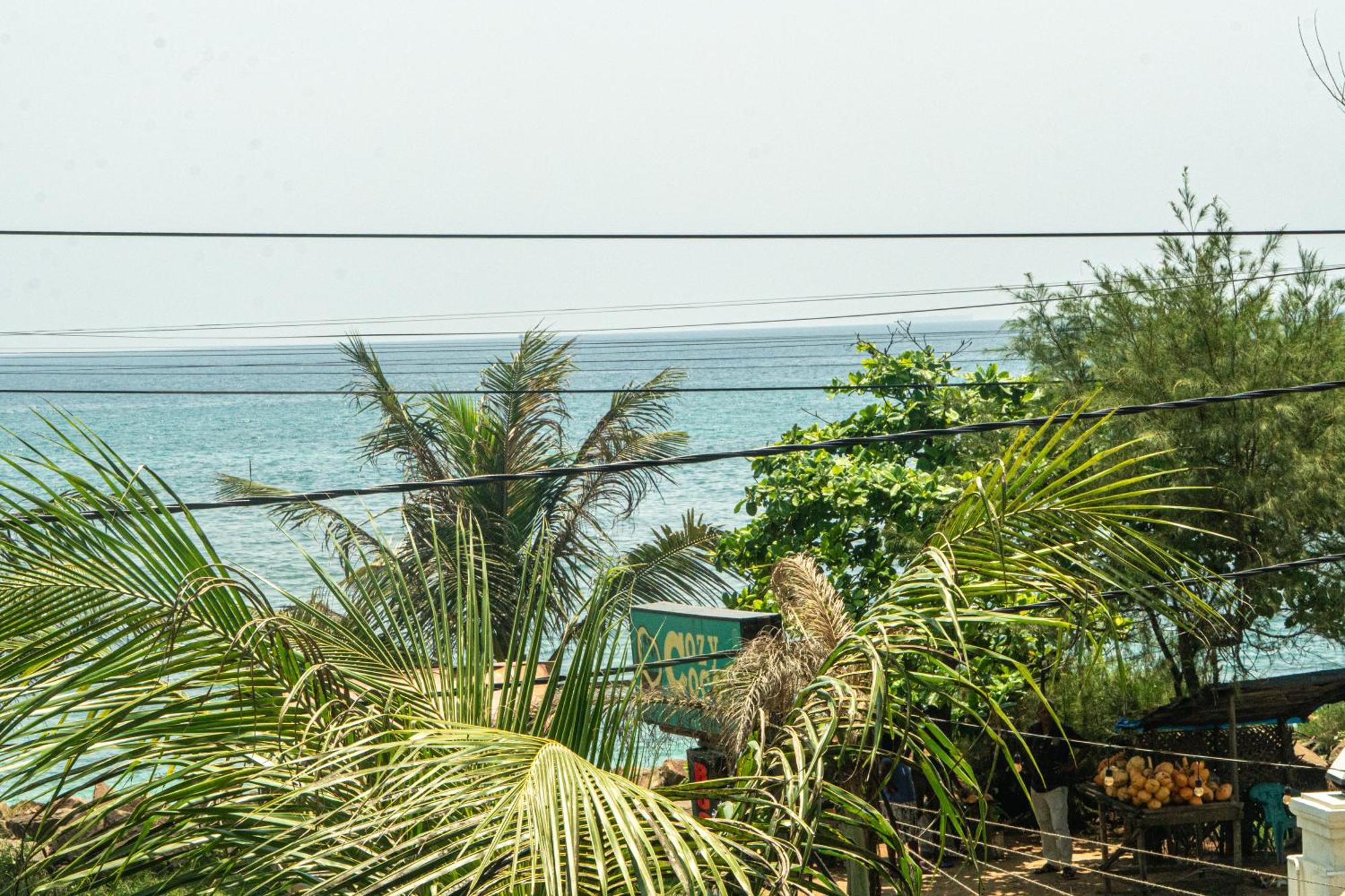 Cocos Hotel Midigama East Exterior photo
